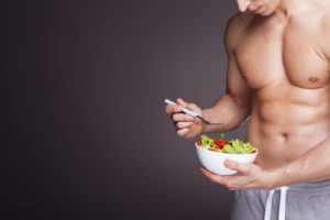 hombre comiendo ensalada